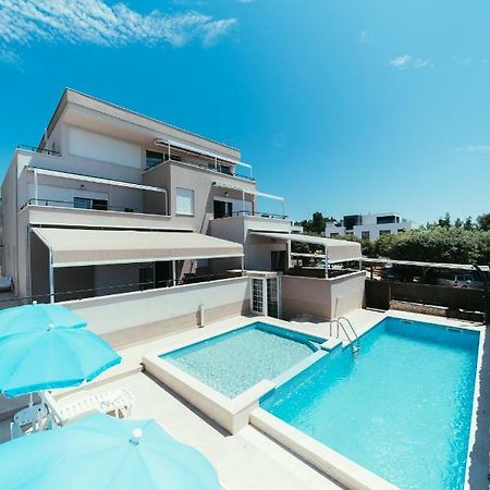 Apartments Prestige เพทรอซาเน ภายนอก รูปภาพ