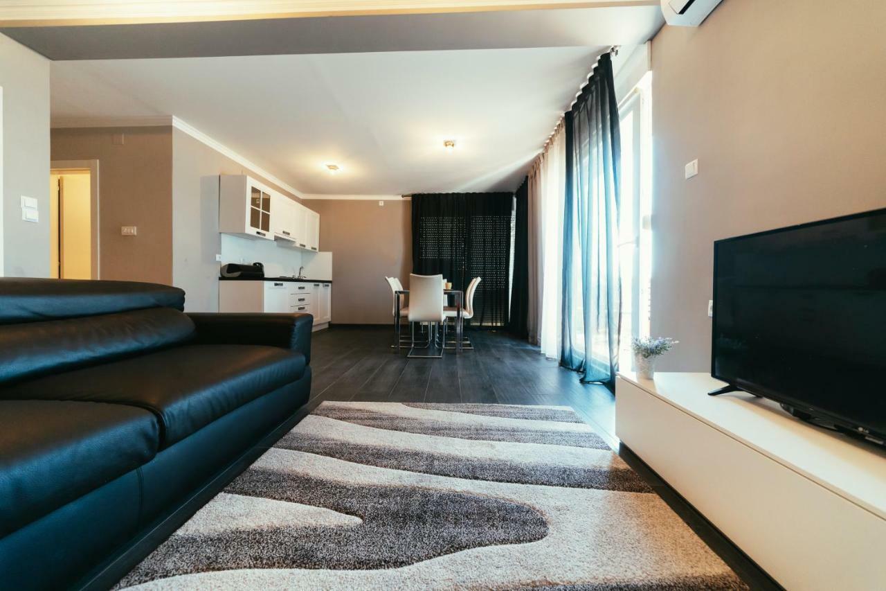 Apartments Prestige เพทรอซาเน ภายนอก รูปภาพ